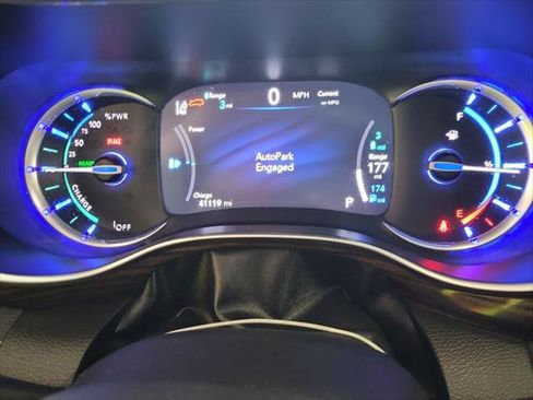 Used 2023 Chrysler Pacifica Limited FWD image 26