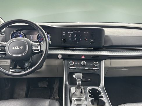 Used 2022 Kia Carnival LX image 18