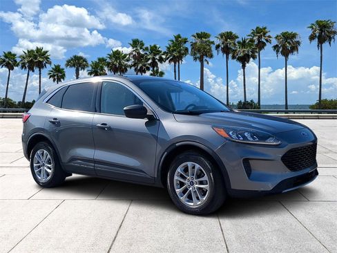 Used 2022 Ford Escape SE image 2