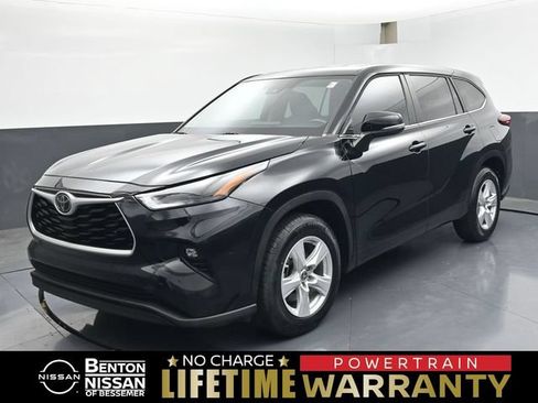 Used 2023 Toyota Highlander LE FWD image 1