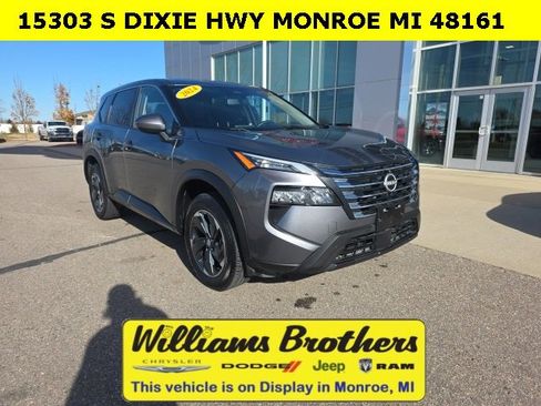 Used 2024 Nissan Rogue SV image 3