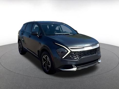 Used 2025 Kia Sportage LX image 3