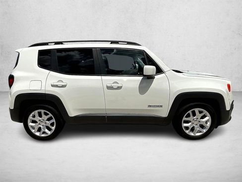 Used 2018 Jeep Renegade Latitude FWD image 3
