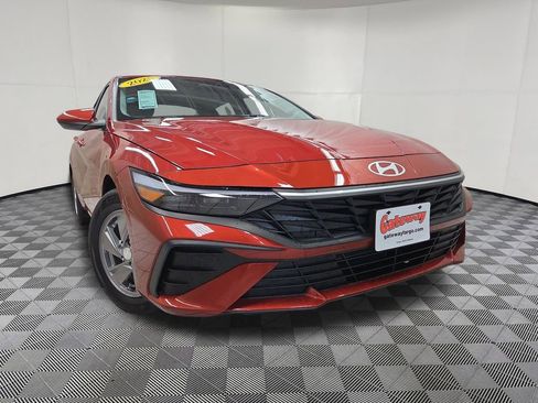 Used 2025 Hyundai Elantra SE FWD image 2