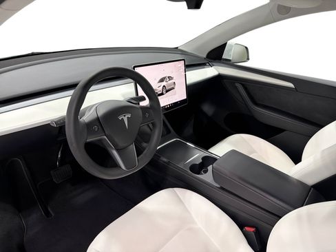 Certified 2023 Tesla Model Y AWD image 9