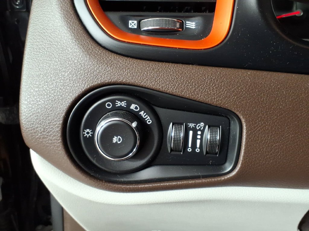 Used 2015 Jeep Renegade Limited AWD/4WD image 24