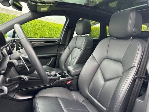 Certified 2025 Porsche Macan AWD/4WD image 5