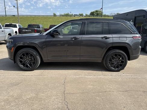 New 2026 Jeep Grand Cherokee Summit AWD/4WD image 10