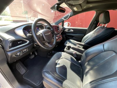 Used 2018 Chrysler Pacifica Touring-L Plus w/ Advanced Safetytec Group FWD image 9