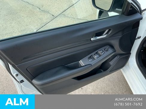 Used 2025 Nissan Altima 2.5 SV FWD image 11