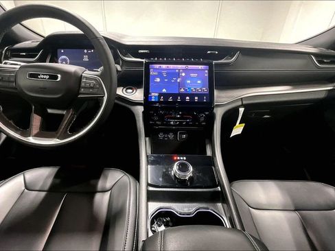 Used 2025 Jeep Grand Cherokee Limited image 18