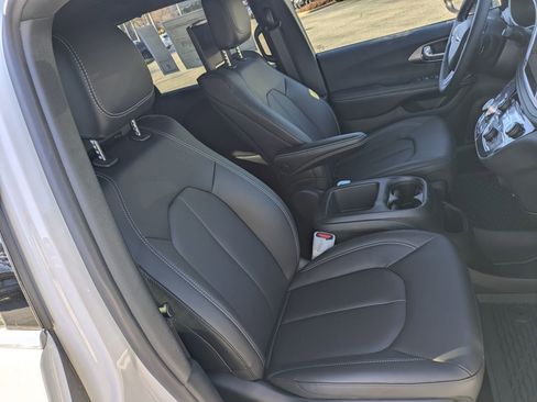 New 2026 Chrysler Pacifica Select FWD image 29