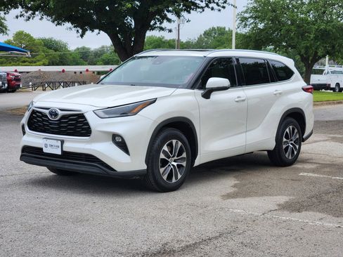 Used 2021 Toyota Highlander XLE FWD image 2