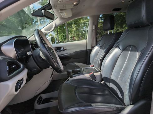 Used 2018 Chrysler Pacifica Limited FWD image 16