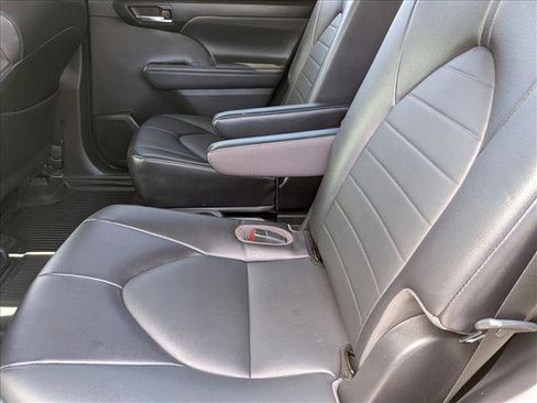 Used 2022 Toyota Highlander XLE FWD image 18