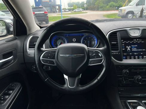 Used 2018 Chrysler 300 Touring w/ Chrome Appearance Package RWD image 18