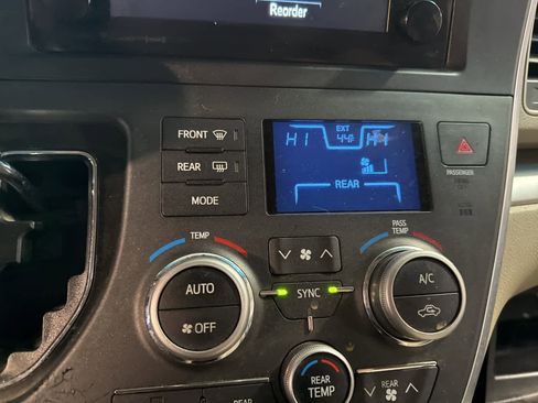 Used 2017 Toyota Sienna LE image 22