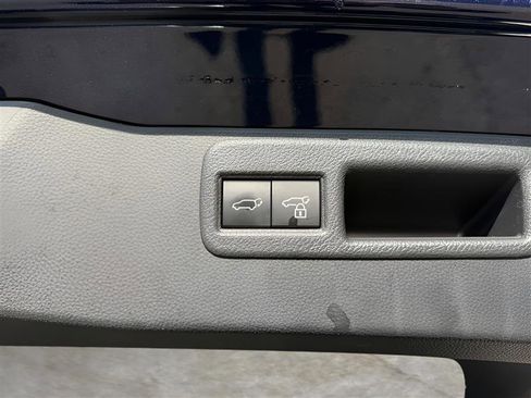 Used 2021 Toyota Venza Limited image 33