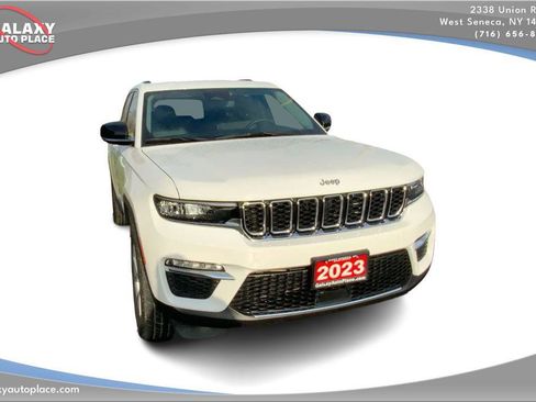 Used 2023 Jeep Grand Cherokee Limited image 3