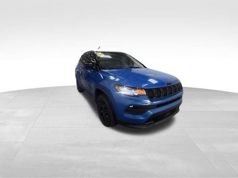 Used 2023 Jeep Compass Latitude w/ Sun and Sound Group AWD/4WD image 5