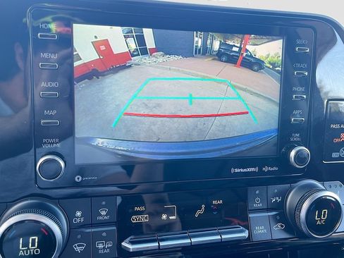 Used 2020 Toyota Highlander XLE AWD/4WD image 13