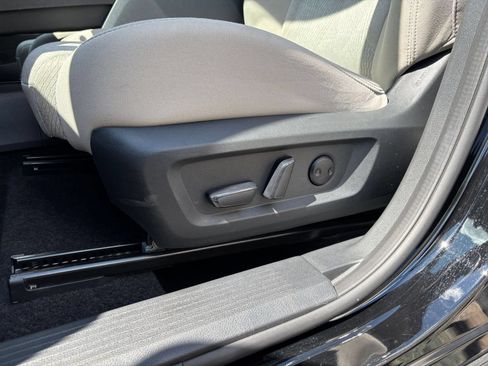 Used 2025 Nissan Rogue SV AWD/4WD image 18