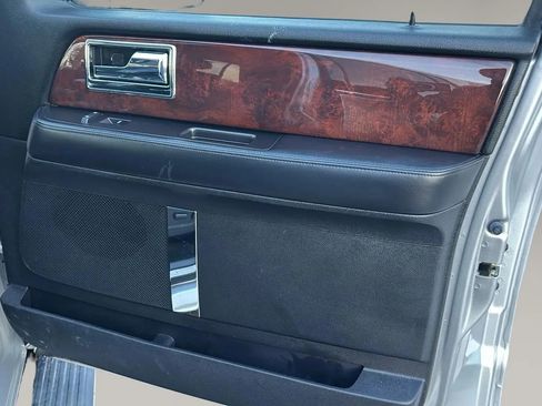 Used 2016 Lincoln Navigator Select image 10