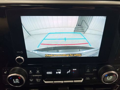 Used 2023 Toyota Highlander XLE FWD image 16