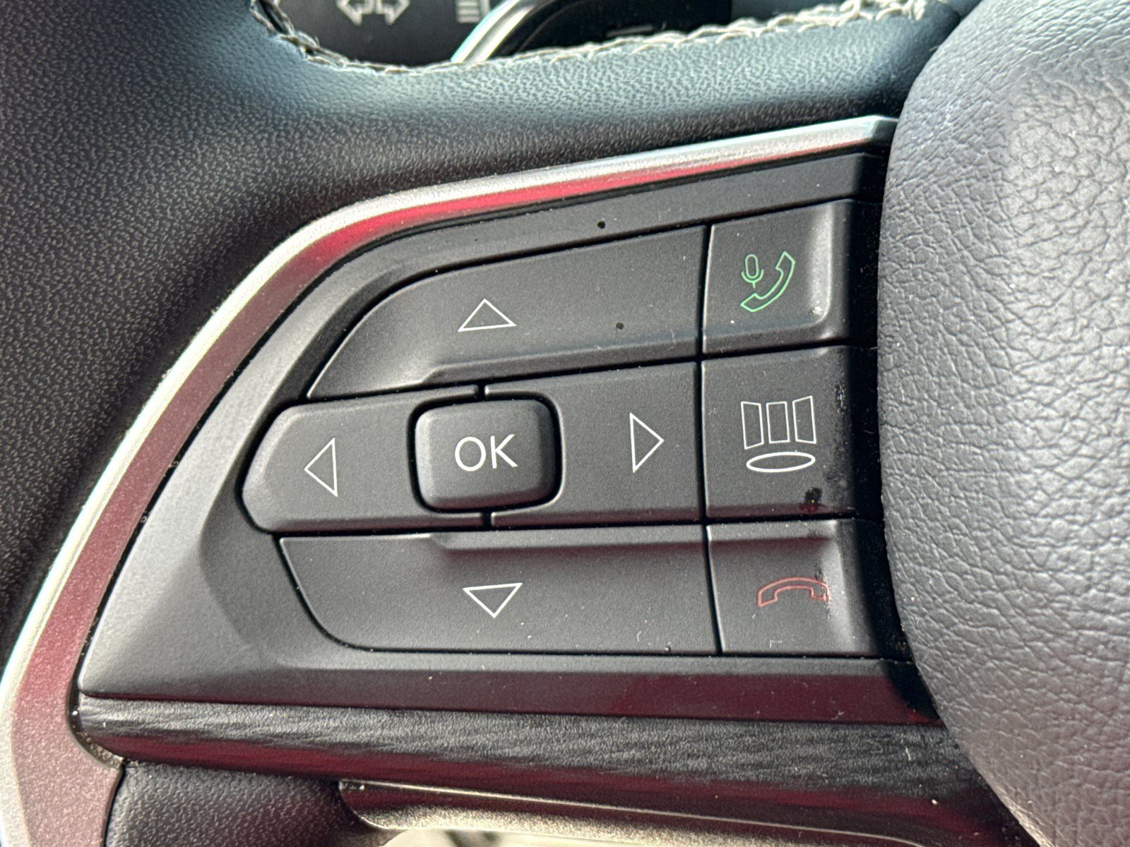Used 2023 Jeep Grand Cherokee Laredo AWD/4WD image 25