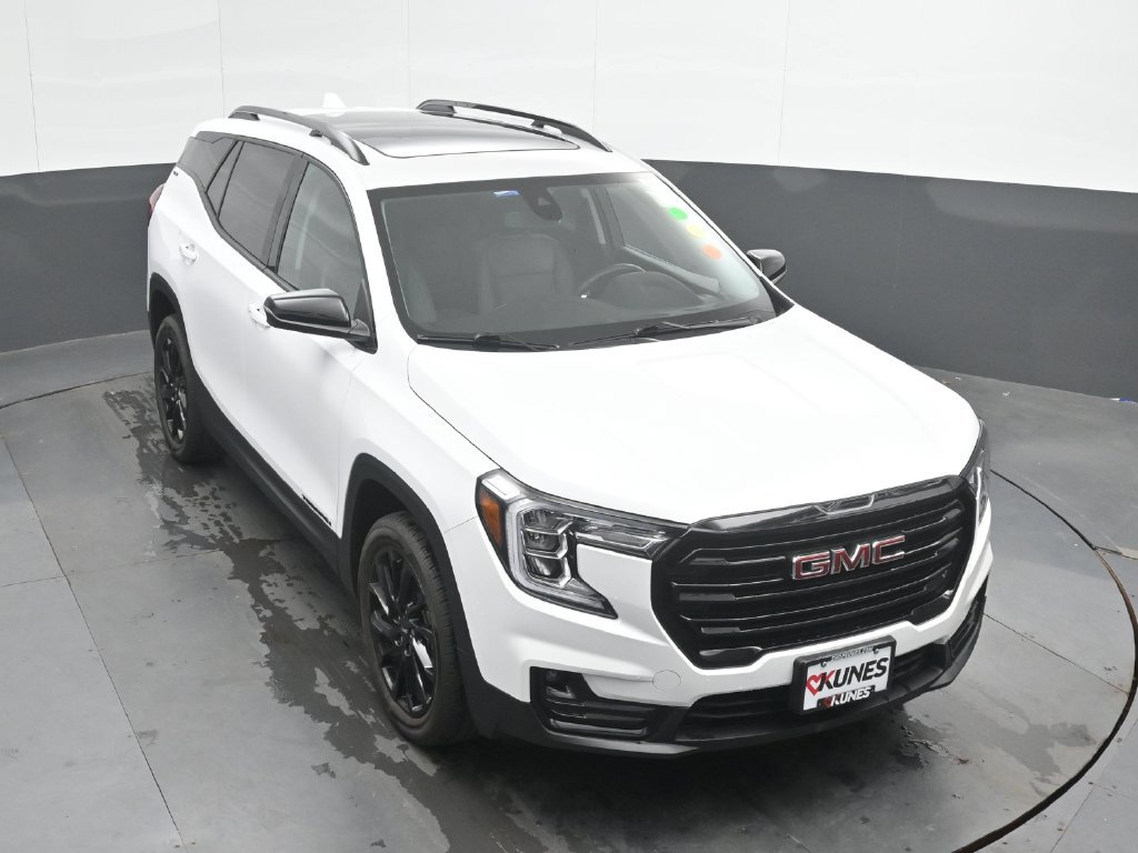 Used 2024 GMC Terrain SLT w/ Elevation Edition AWD/4WD image 32