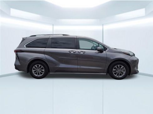 Used 2024 Toyota Sienna XLE FWD image 7