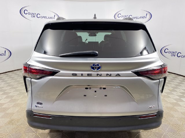 Used 2025 Toyota Sienna XLE FWD image 5