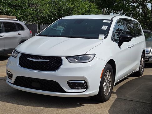 Used 2025 Chrysler Pacifica Select FWD image 2
