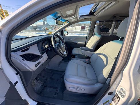 Used 2017 Toyota Sienna XLE image 9