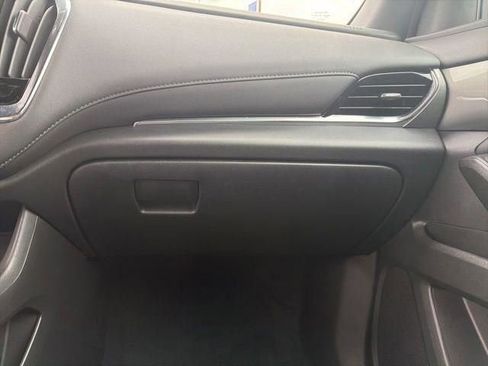 Used 2023 Chevrolet Traverse LT image 36