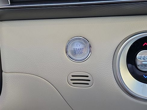Certified 2025 Genesis GV60 RWD image 23