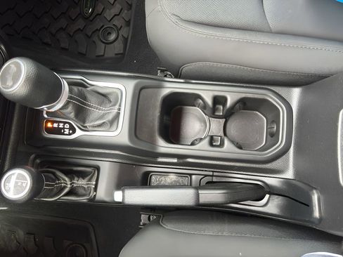 Used 2021 Jeep Wrangler Unlimited Sahara AWD/4WD image 13