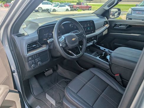 Used 2025 Chevrolet Suburban High Country AWD/4WD image 12