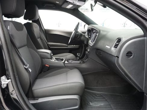 Used 2018 Dodge Charger SXT RWD image 19