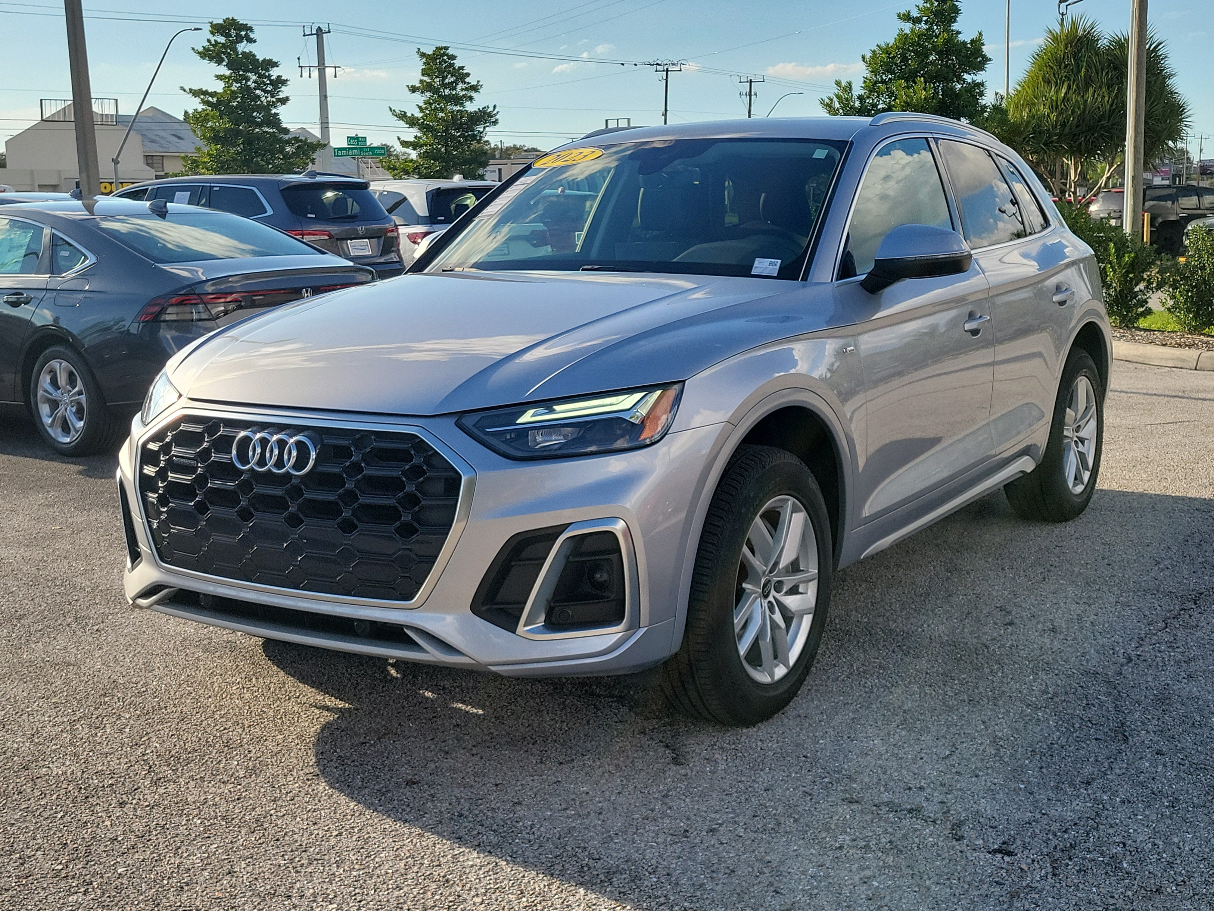 Used 2023 Audi Q5 2.0T Premium w/ Convenience Package AWD/4WD image 4