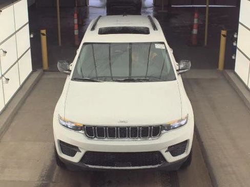 Used 2023 Jeep Grand Cherokee Laredo image 5