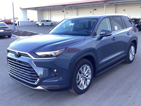 New 2026 Toyota Grand Highlander Platinum image 4