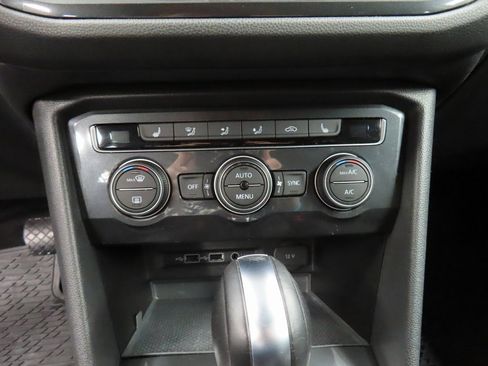 Used 2019 Volkswagen Tiguan SE image 41