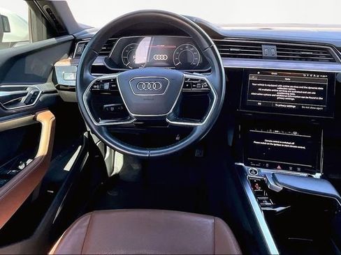 Used 2022 Audi e-tron Premium Plus w/ Premium Plus Package image 5