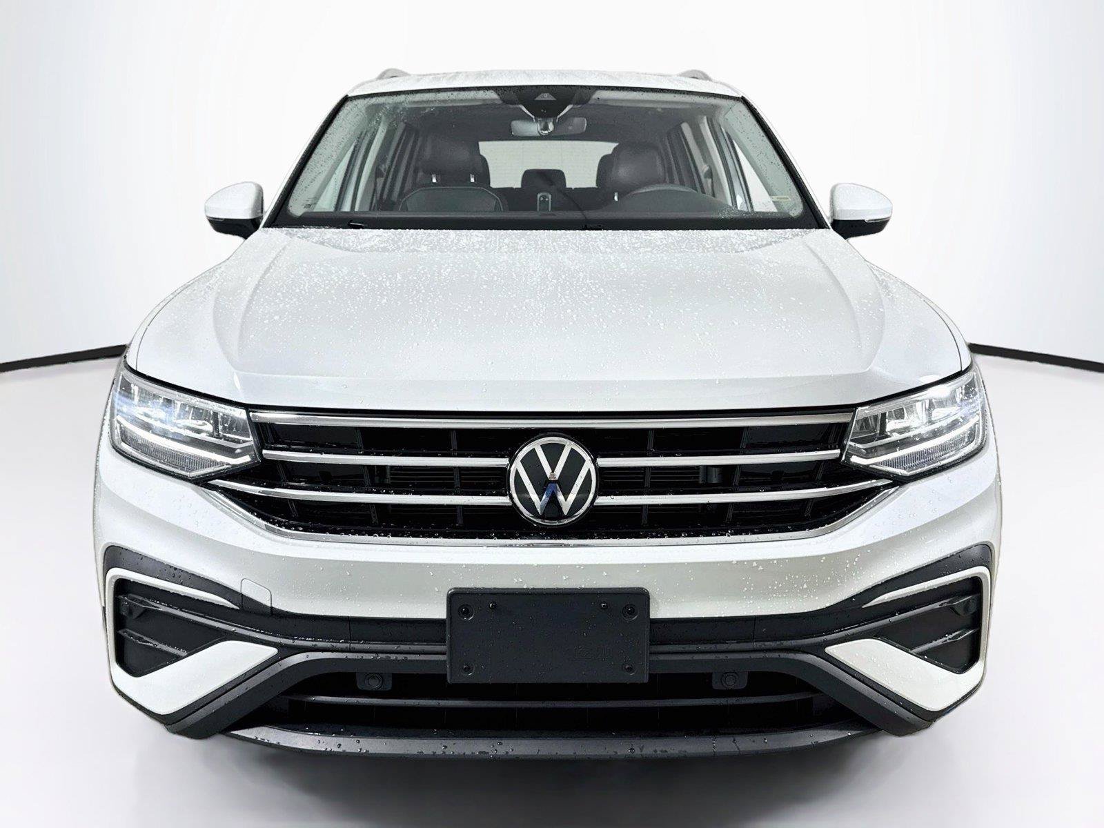 Used 2023 Volkswagen Tiguan SE w/ Panoramic Sunroof Package FWD image 4