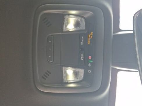 Used 2023 Chevrolet Traverse LT image 28