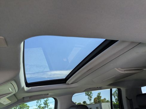 Used 2017 GMC Yukon XL SLT w/ Open Road Package image 18