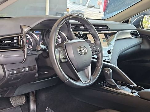 Used 2020 Toyota Camry SE w/ Sunroof Package FWD image 11