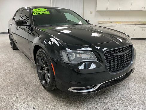 Used 2022 Chrysler 300 Touring w/ Sport Appearance Package image 3