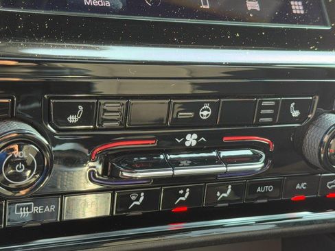Used 2024 Jeep Grand Cherokee L Laredo w/ Luxury Tech Group I AWD/4WD image 21